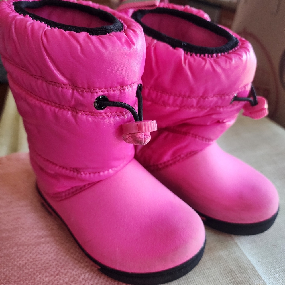 Sz 8 hot pink lightweight Crocs snow boots